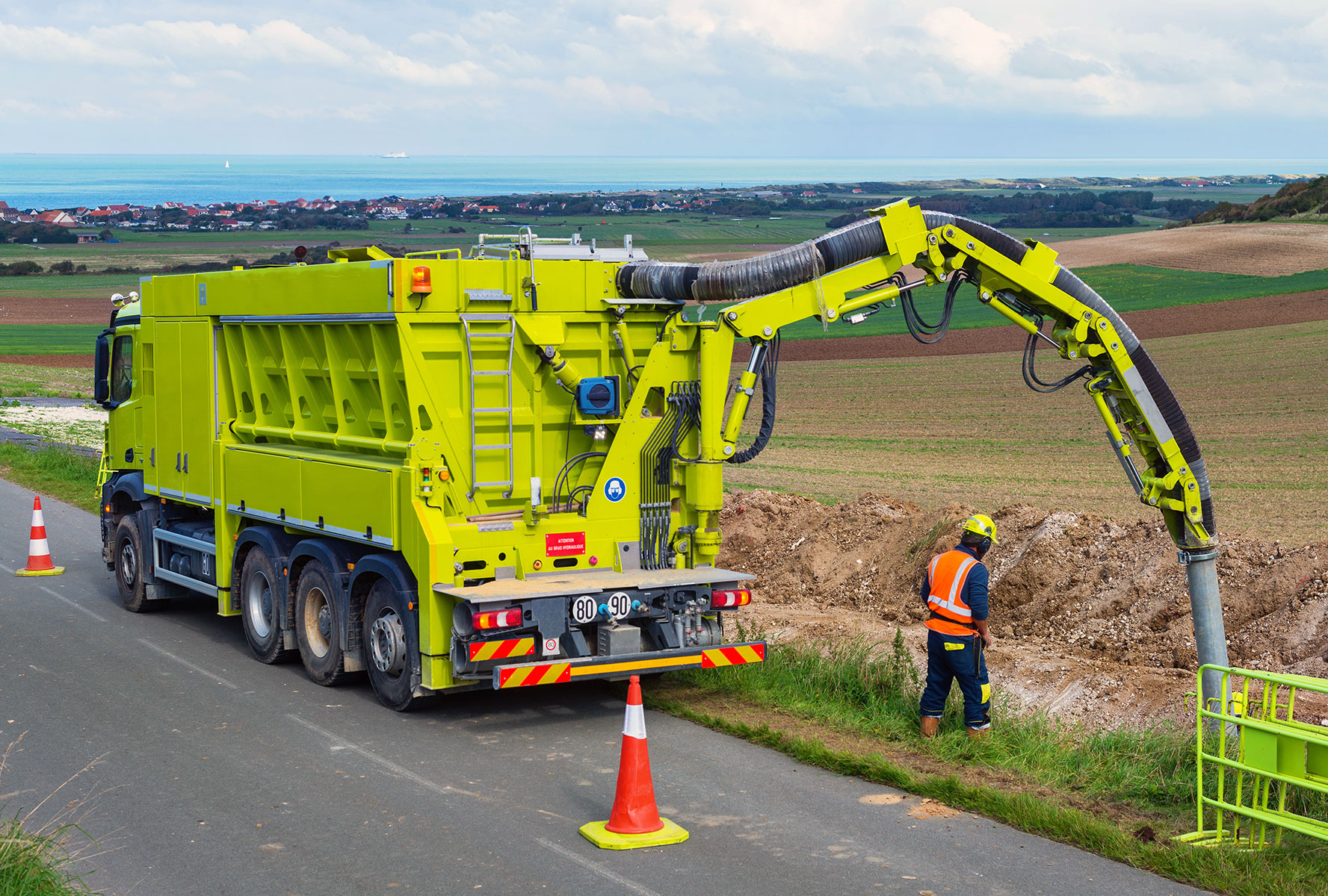CHEZ-CORNUT-CARROSSERIE-INDUSTRIELLE-travaux-adaptation-vehicule-lent-reducteur-de-vitesse-aspiratrice
