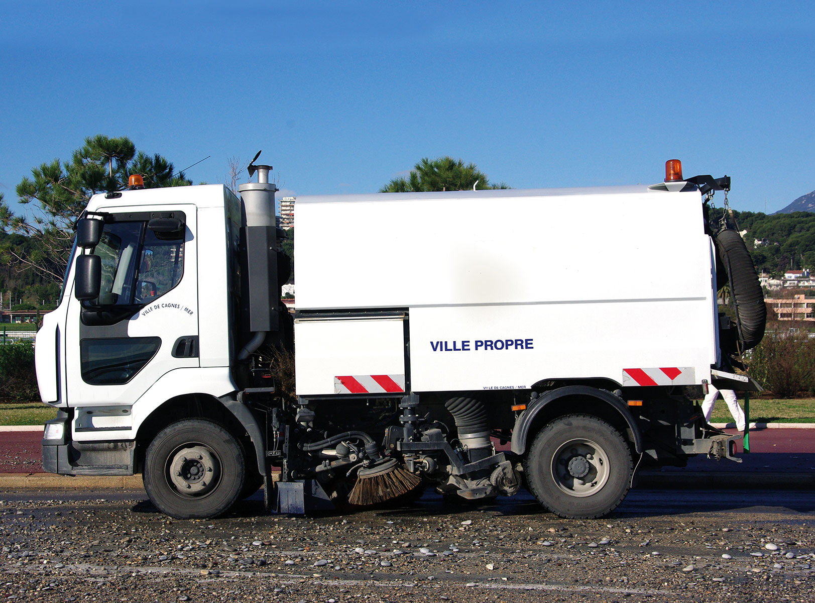 CHEZ-CORNUT-CARROSSERIE-INDUSTRIELLE-travaux-adaptation-vehicule-lent-reducteur-de-vitesse-balayeuse