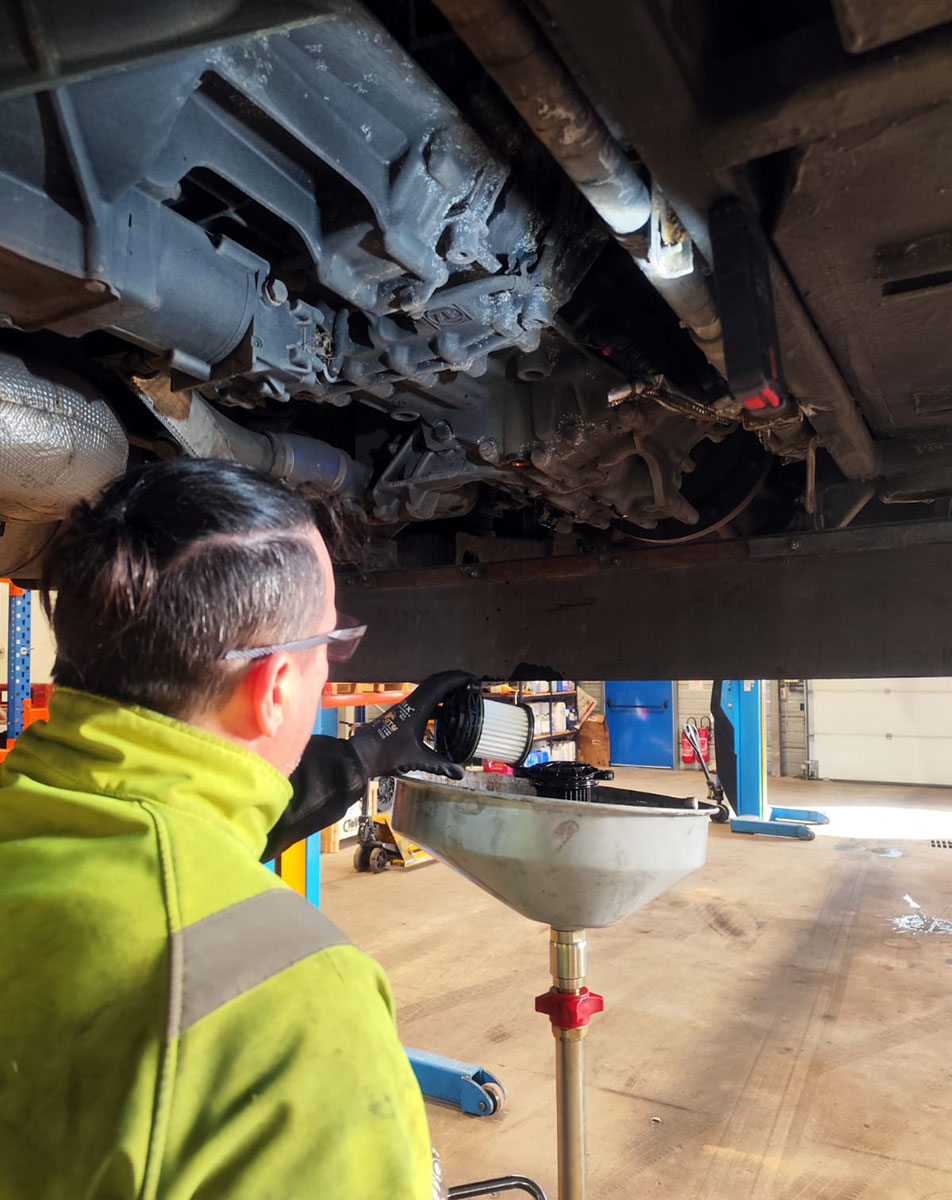 CHEZ-CORNUT-SERVICE-ENTRETIEN-REPARATION-BOITE-DE-VITESSE-VIDANGE