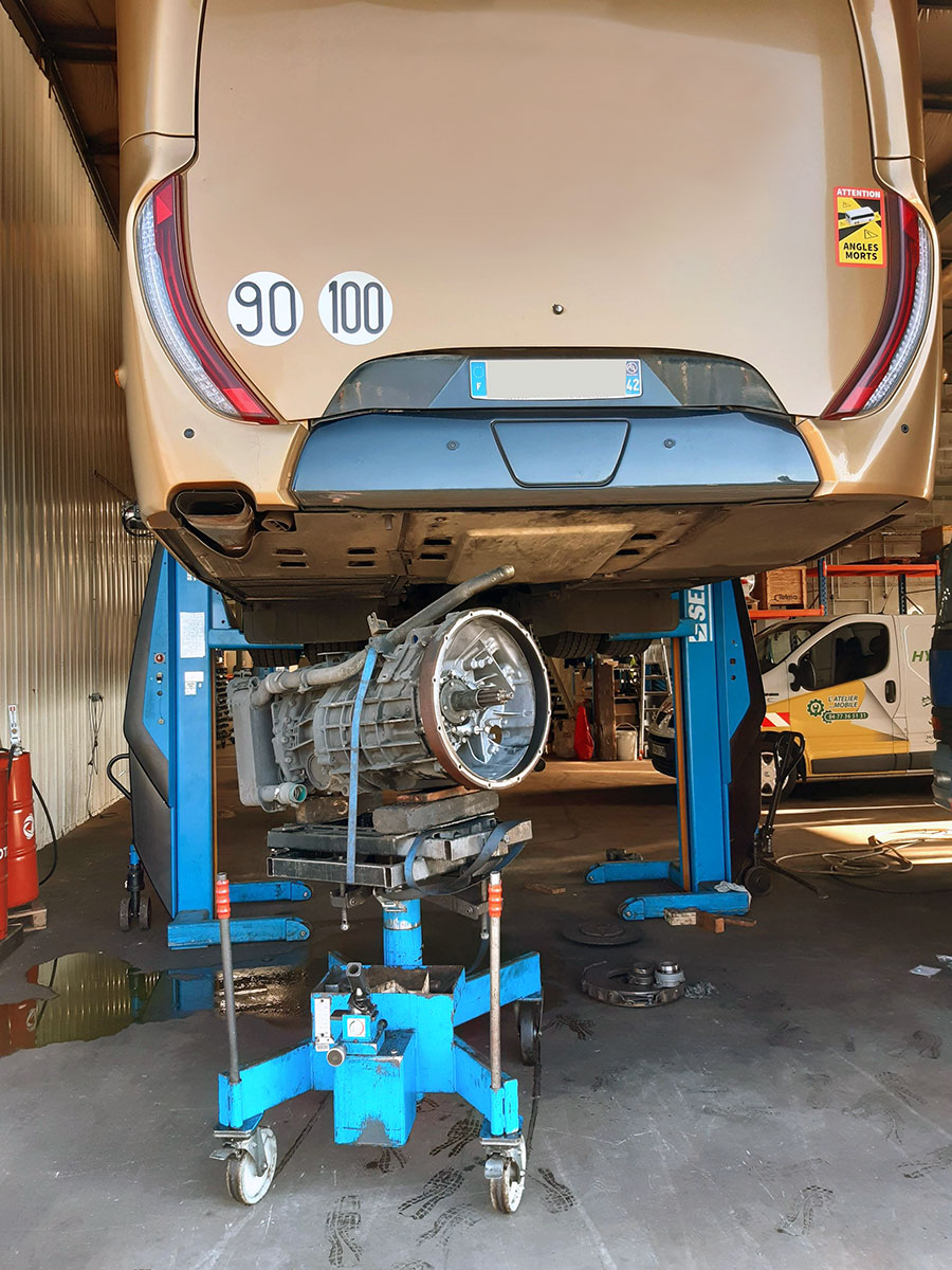 CHEZ-CORNUT-SERVICE-ENTRETIEN-REPARATION-BOITE-DE-VITESSE-depose-boite-remplacement-embrayage-volant-moteur-AUTOCAR