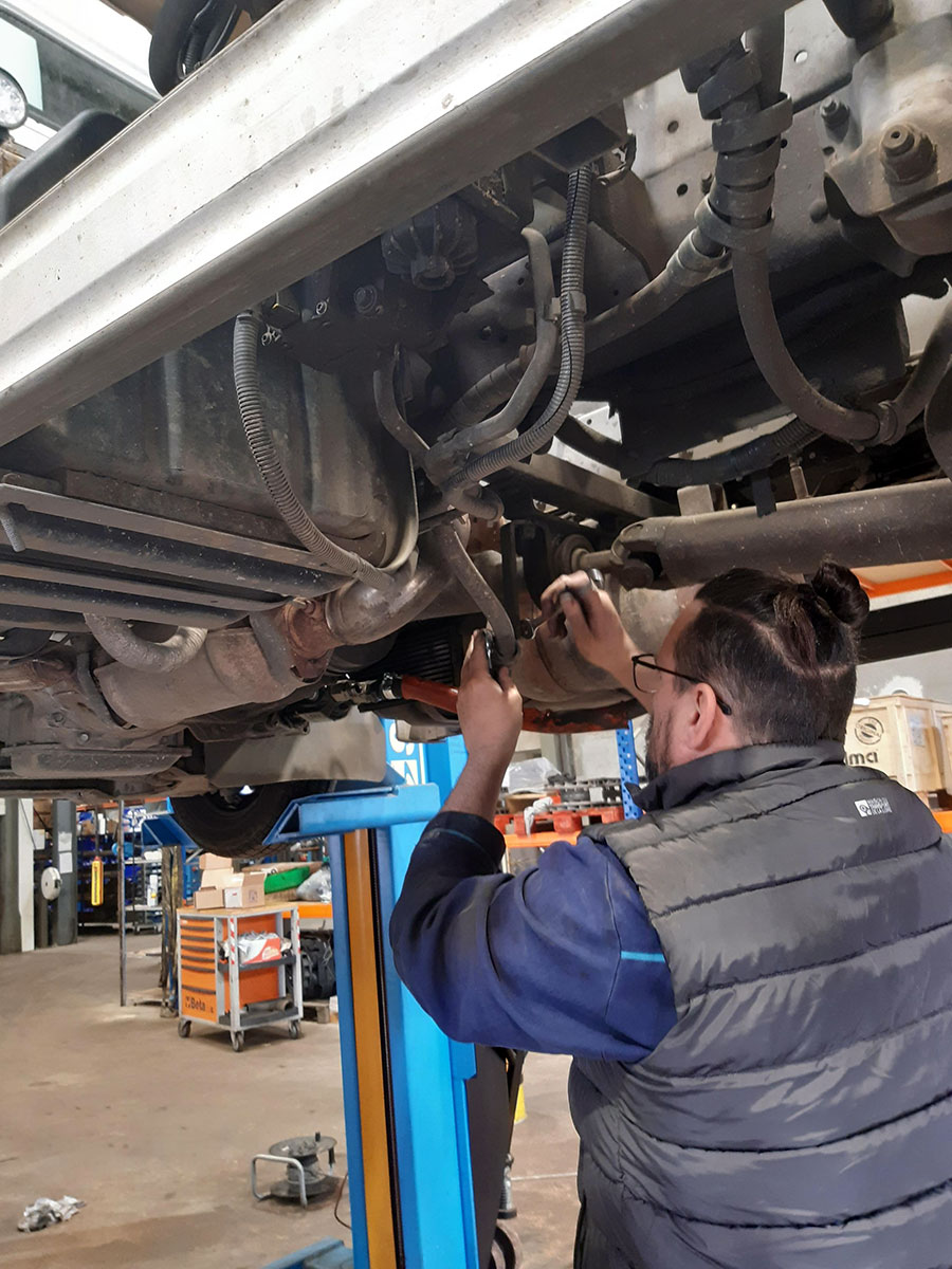 CHEZ-CORNUT-SERVICE-ENTRETIEN-REPARATION-SAV-REMPLACEMENT-POMPE-HYDRAULIQUE-BRAS-DE-LEVAGE-DYNAMICS