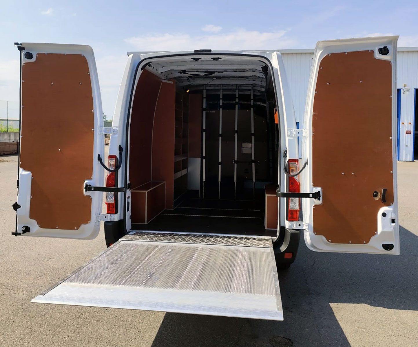 CHEZ-CORNUT-SERVICE-ENTRETIEN-REPARATION-hayon-elevateur-traffic