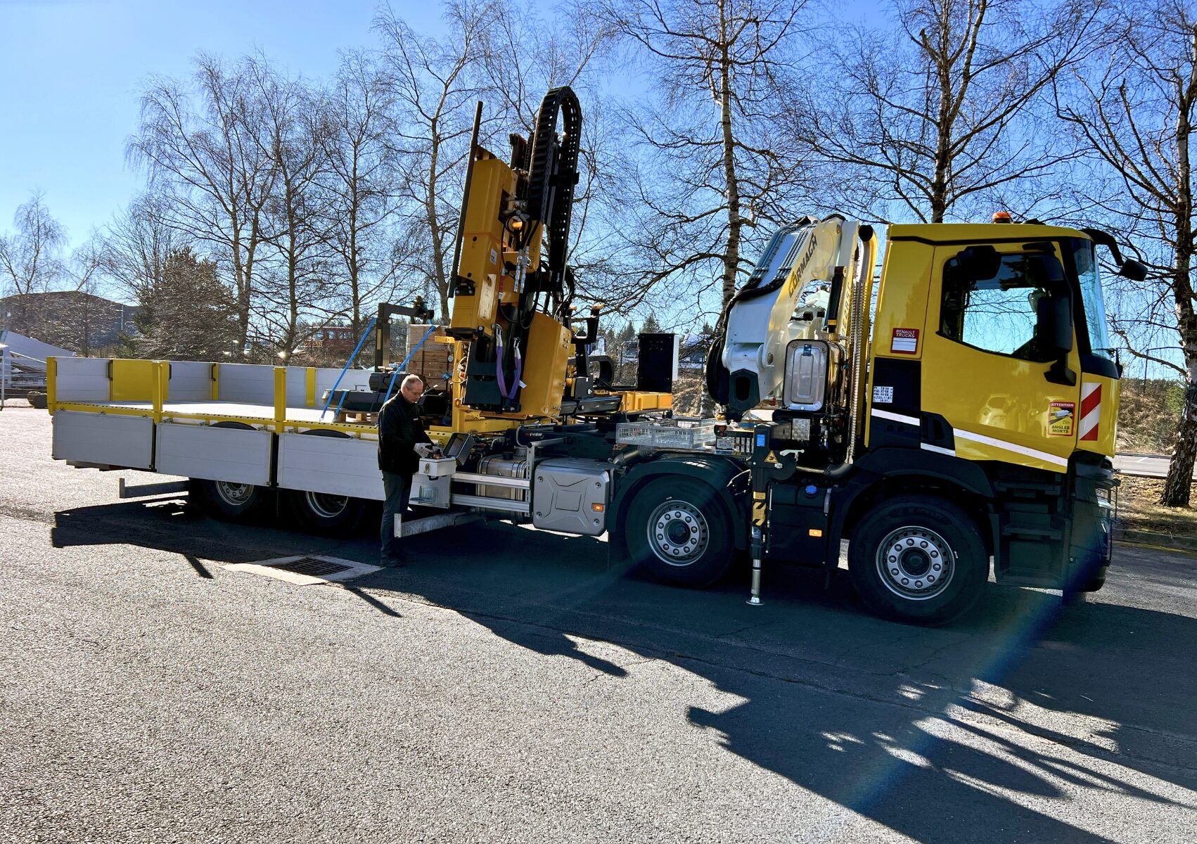 CHEZ-CORNUT-CARROSSERIE-INDUSTRIELLE-travaux-adaptation-vehicule-lent-avanvcement-hydrostatique-grue-cormach-28200E